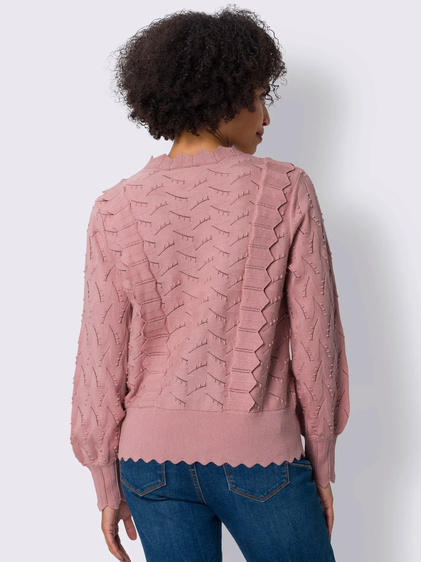 Pull en tricot fin bordure ajourée qui attire le regard