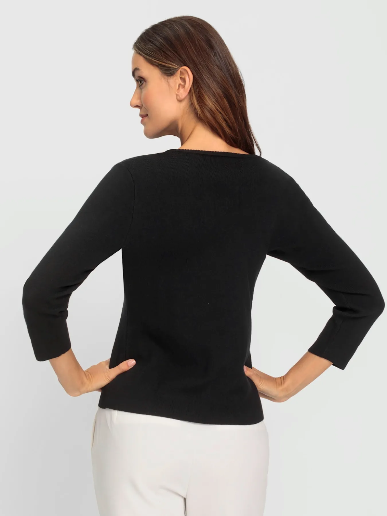 Pull en tricot fin broche décorative