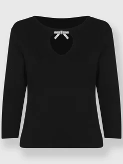 Pull en tricot fin broche décorative