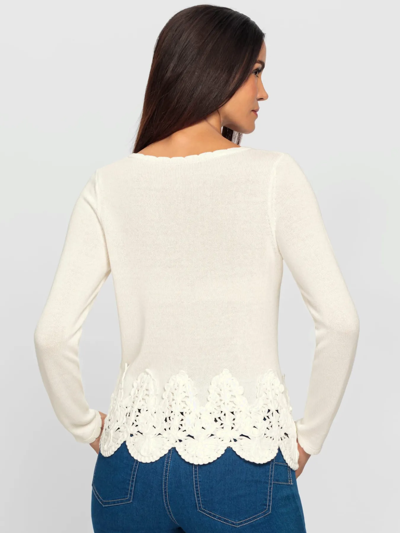 Pull en tricot fin superbe broderie de cordonnet