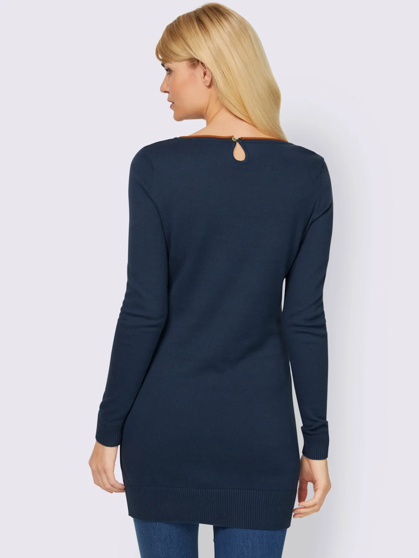 Pull long look tendance avec découpes au dos