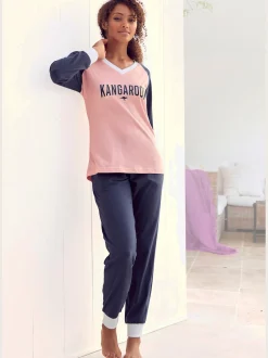 Pyjama au style universitaire