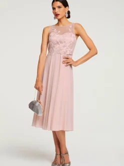 Robe de cocktail fermeture boutonnée dans le cou