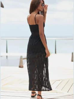Robe en dentelle encolure en v dégagée
