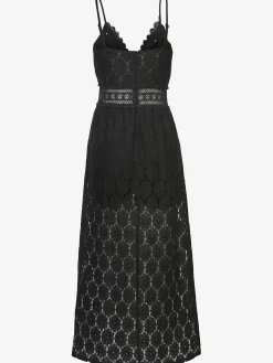 Robe en dentelle encolure en v dégagée