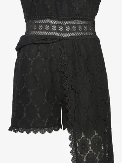 Robe en dentelle encolure en v dégagée