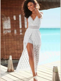 Robe en dentelle encolure en v dégagée