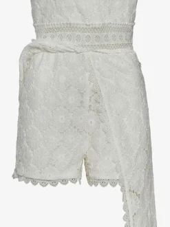 Robe en dentelle encolure en v dégagée