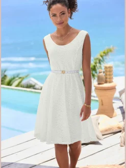 Robe en dentelle encolure ronde profonde et larges bretelles