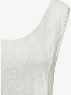 Robe en dentelle encolure ronde profonde et larges bretelles