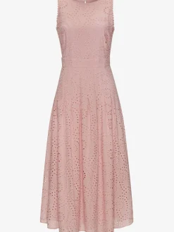 Robe en dentelle robe d'été sans manches avec broderie ajourée