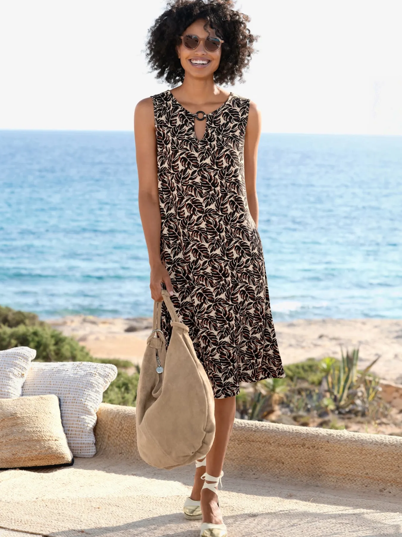Robe en jersey découpe raffinée à l'encolure