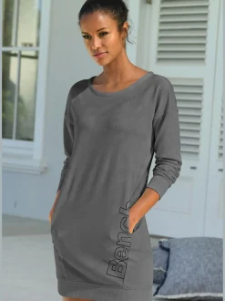 Robe en matière sweat robe d'intérieur sportive avec grand imprimé logo