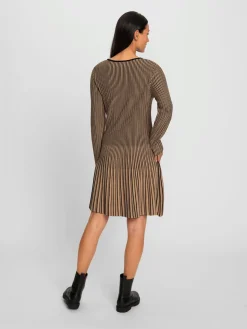Robe en tricot effet plissé contrasté