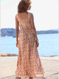 Robe longue encolure ronde et au dos dégagées