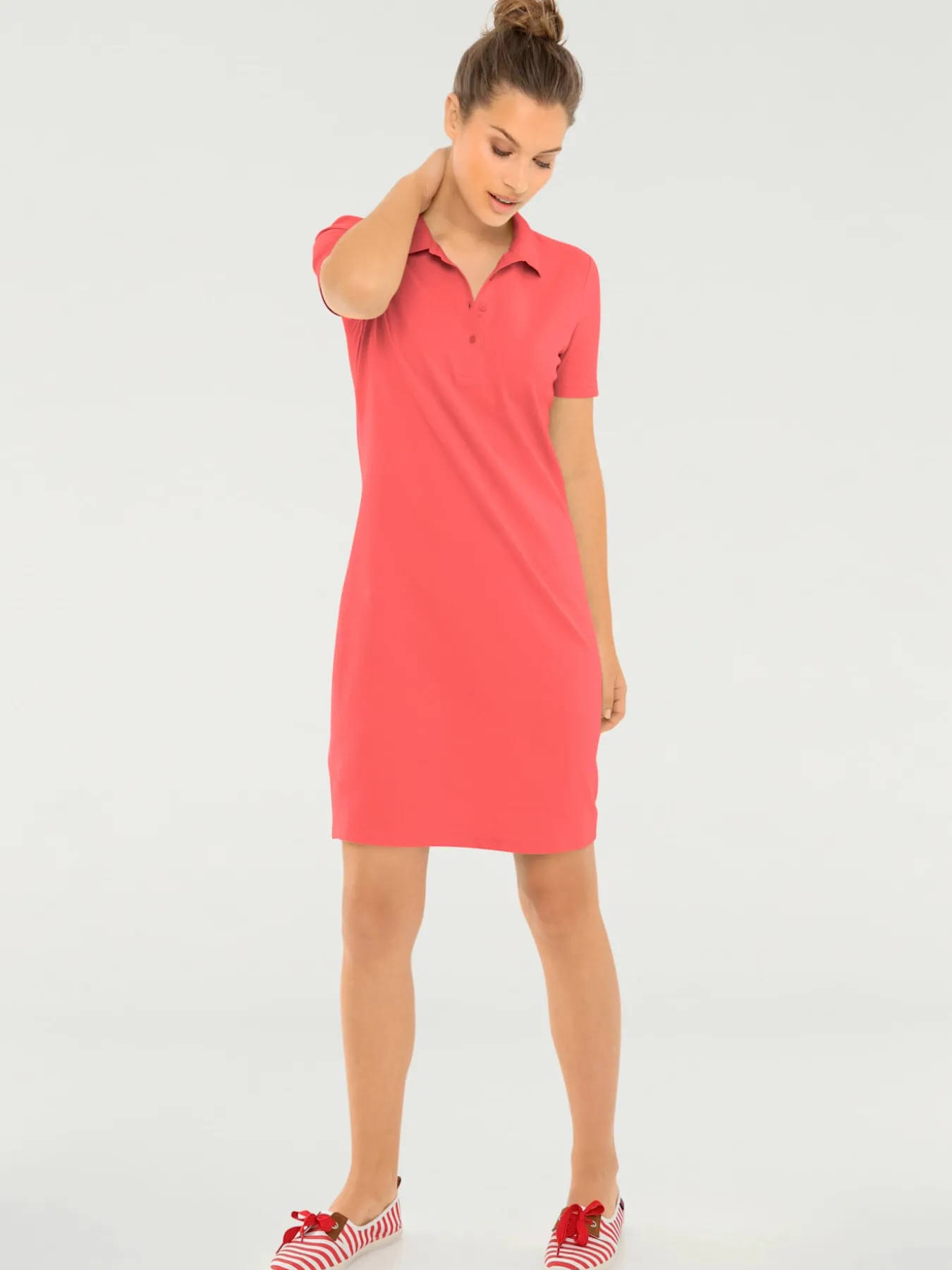 Robe longueur au-dessus du genou, style polo