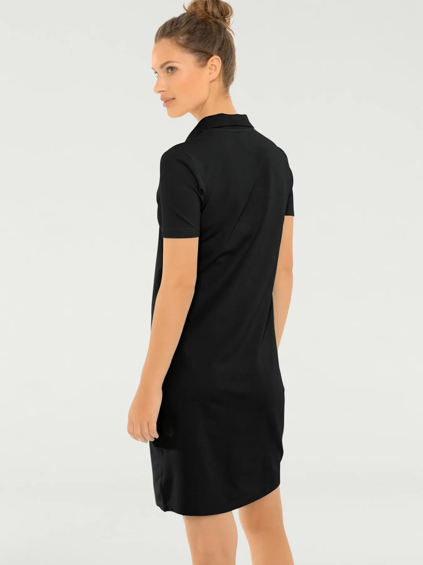 Robe longueur au-dessus du genou, style polo