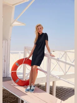 Robe longueur au-dessus du genou, style polo