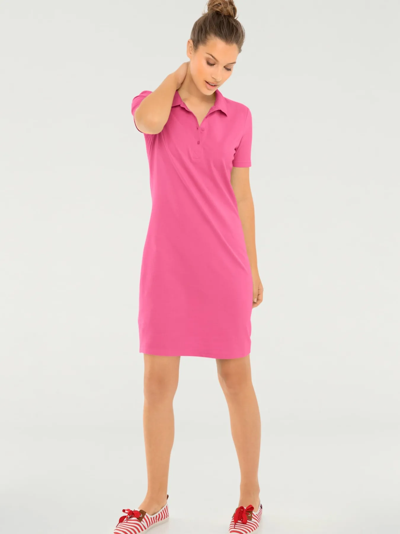 Robe longueur au-dessus du genou, style polo