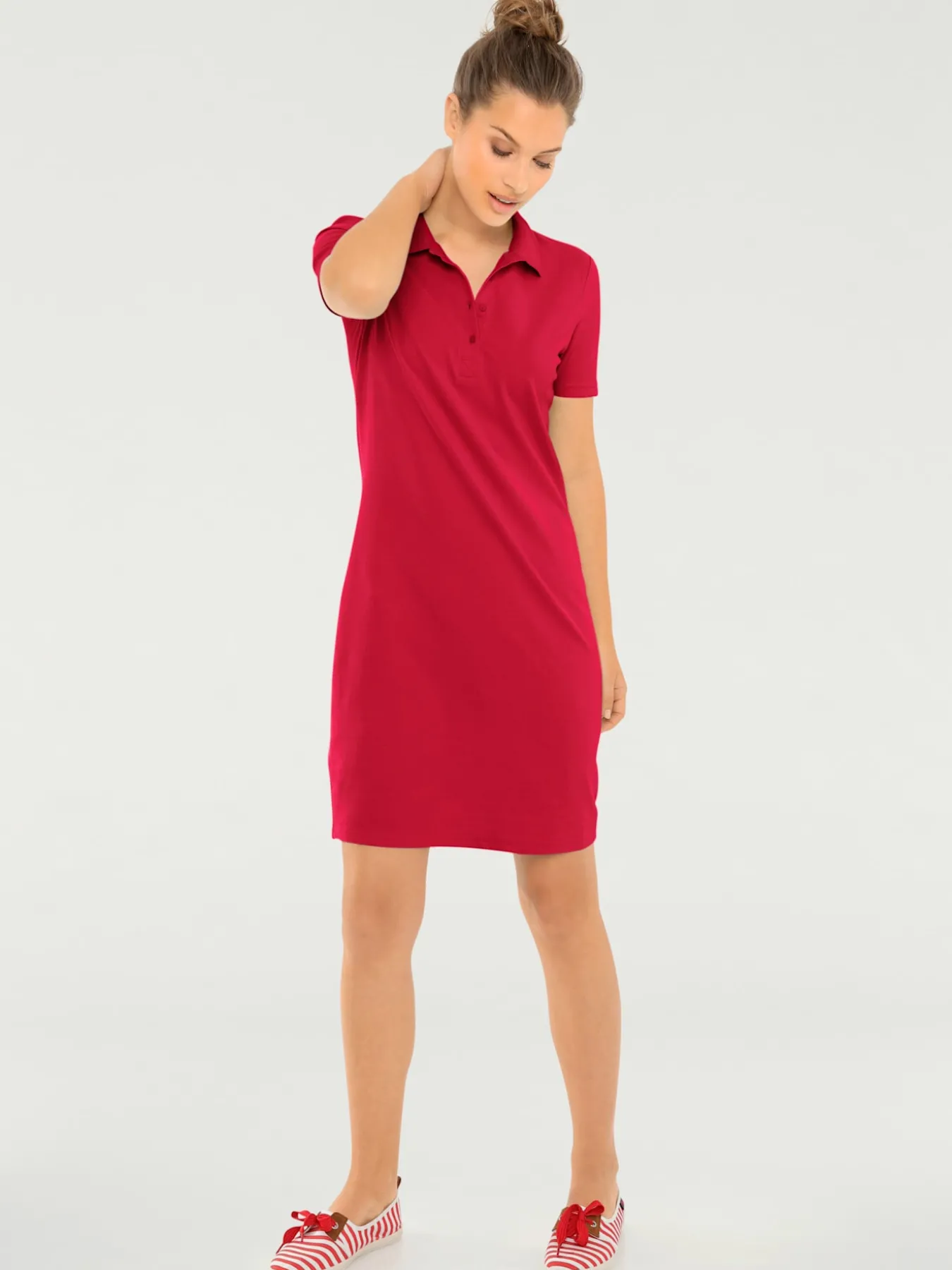 Robe longueur au-dessus du genou, style polo