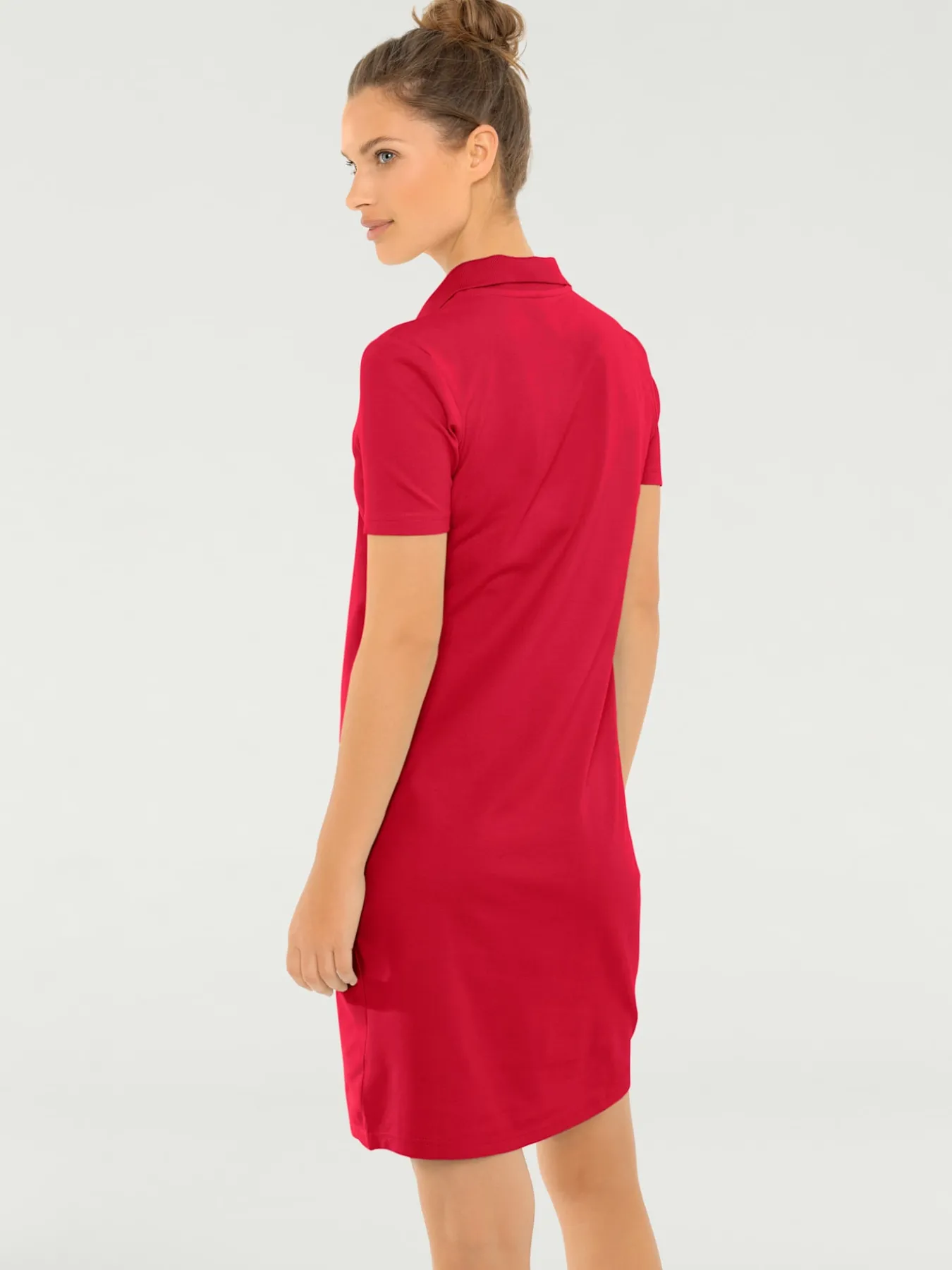 Robe longueur au-dessus du genou, style polo