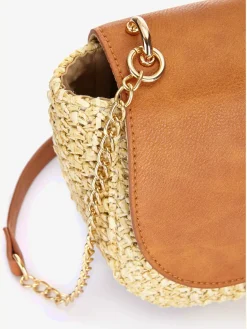 Sac à main en imitation raphia avec détails chaînes couleur or sur la bandoulière