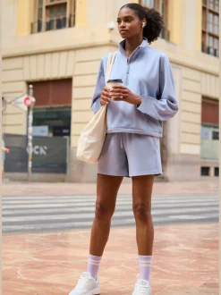 Short en matière sweat short détente avec poches latérales fendues