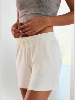 Short en matière sweat short détente avec poches latérales fendues