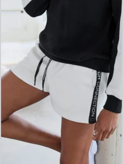 Short en matière sweat short molletonné confortable avec poches latérales fendues pratiques