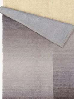Sous-tapis dimension inférieure à celle du tapis d'environ 10 cm