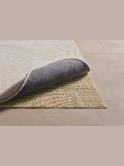Sous-tapis dimension inférieure à celle du tapis d'environ 10 cm