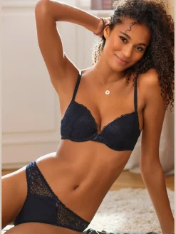 String féminin avec bordures en dentelle discrètes et nœud décoratif
