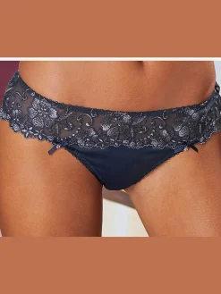 String tanga élégant aux détails séduisants