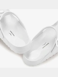 Tongs mules de bain estivale en matière imperméable avec bride réglable