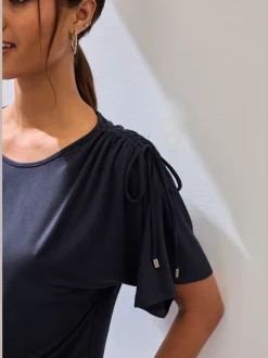 T-shirt à col rond fronce avec liens à nouer aux épaules pour régler la longueur des manches : manches courtes ou mi-longues