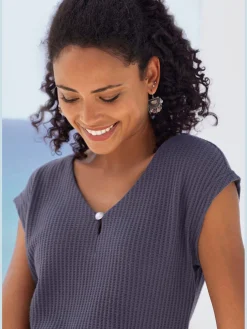 T-shirt à manches courtes encolure en v avec petite fente et perle décorative