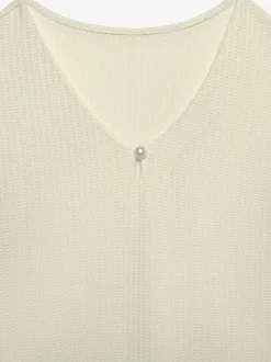 T-shirt à manches courtes encolure en v avec petite fente et perle décorative