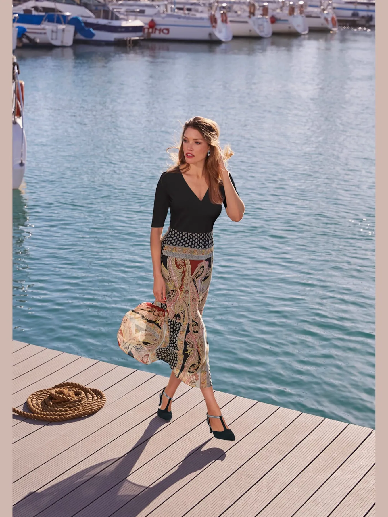 T-shirt à manches courtes manches mi-longues et encolure en v féminine