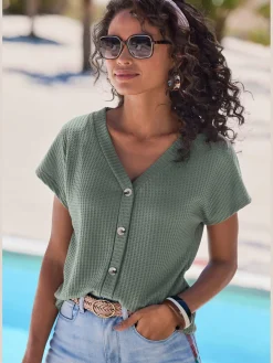T-shirt à manches courtes patte de boutonnage fantaisie tendance et boutons imitation corne