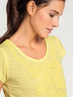 T-shirt à manches courtes qualité dévoré, imprimé effet ton sur ton