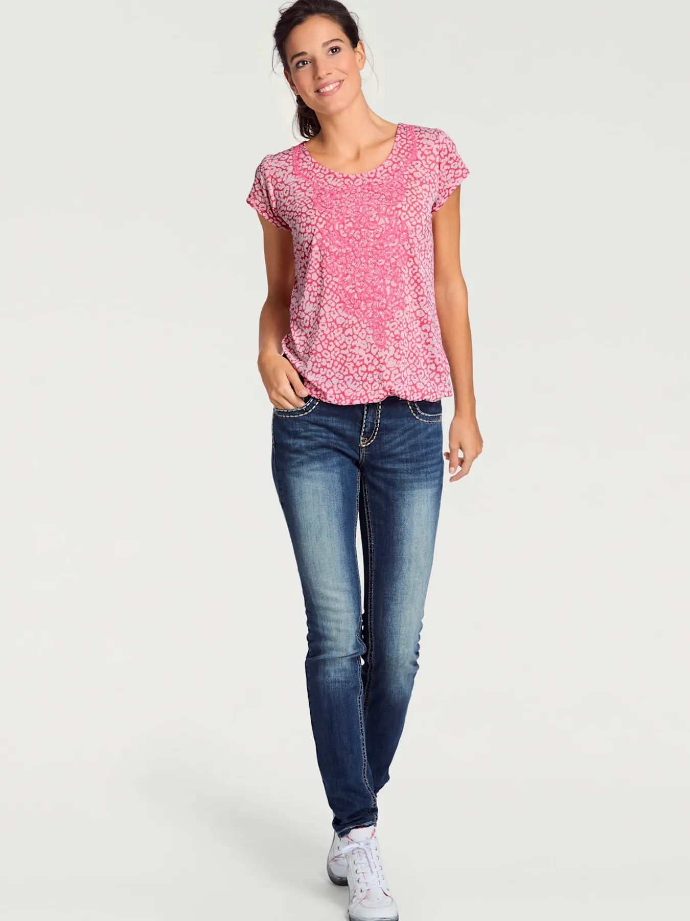 T-shirt à manches courtes qualité dévoré, imprimé effet ton sur ton