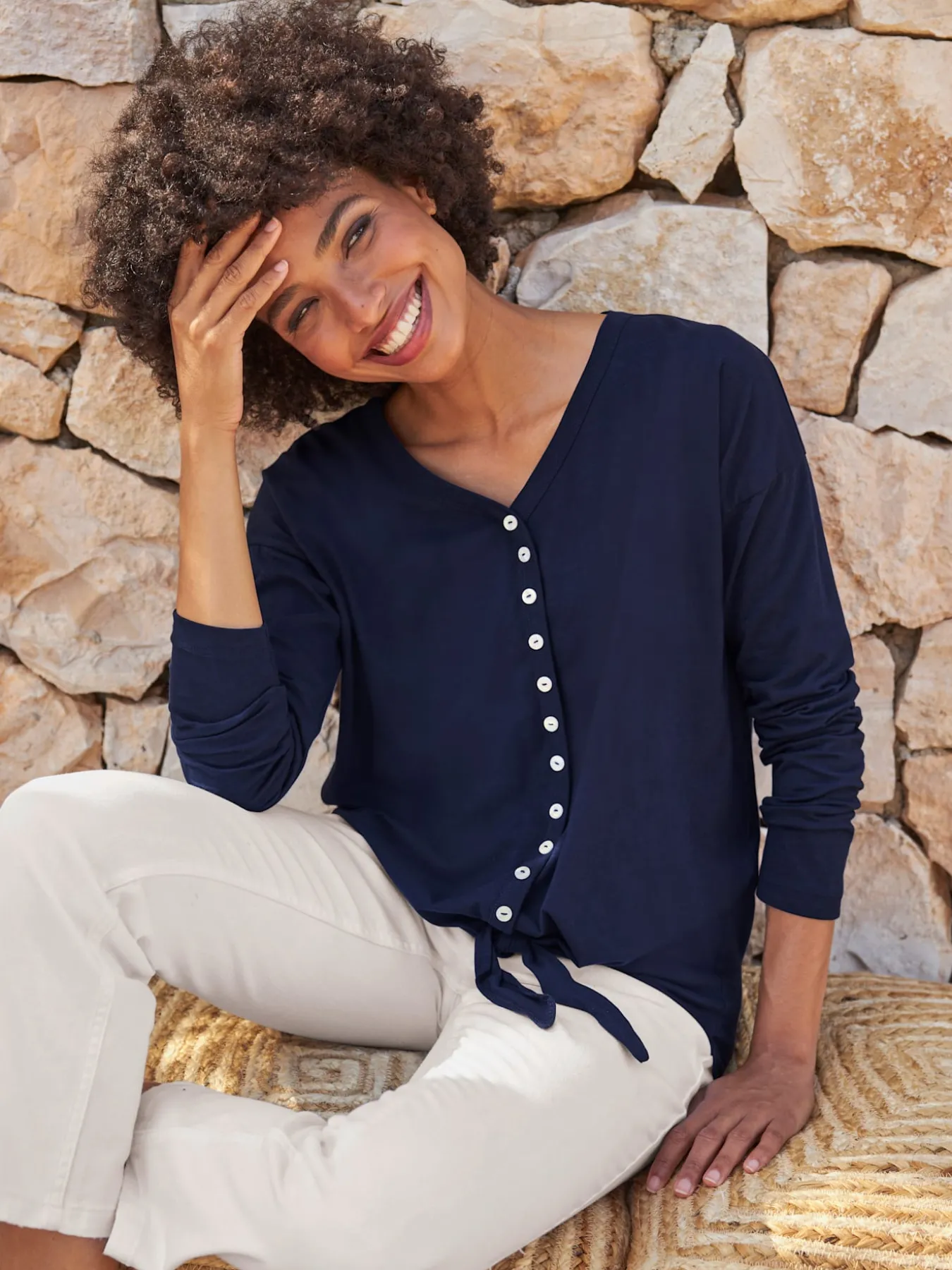 T-shirt à manches longues encolure en v avec patte de boutonnage décorative