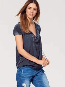 T-shirt en v look tendance avec empiècement smocké à l'encolure