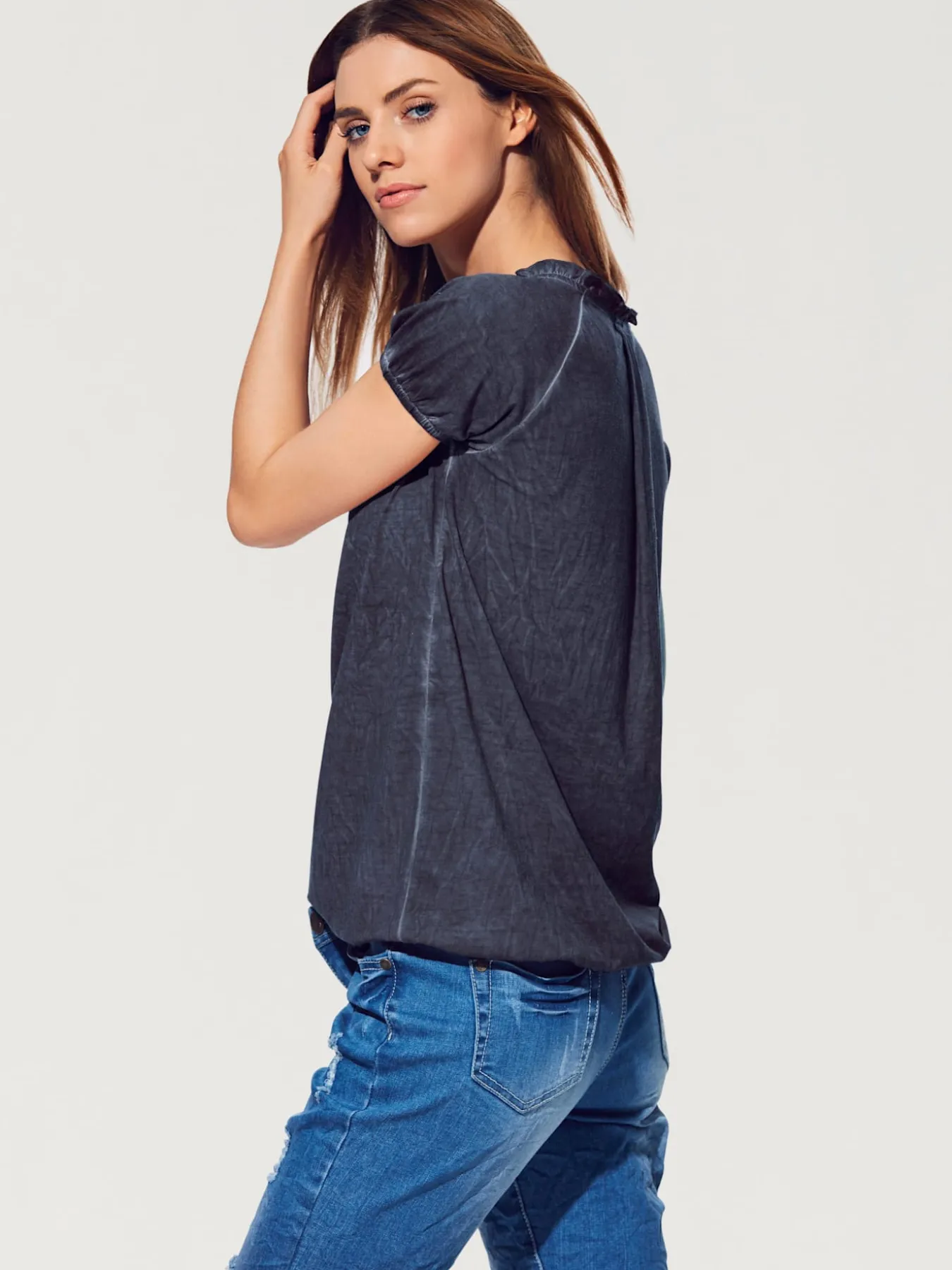 T-shirt en v look tendance avec empiècement smocké à l'encolure