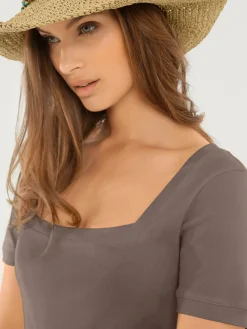 T-shirt grande encolure carrée