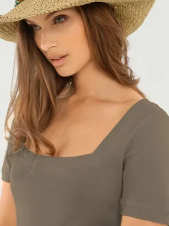 T-shirt grande encolure carrée