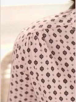 T-shirt patte de boutonnage avec boutons légèrement brillants