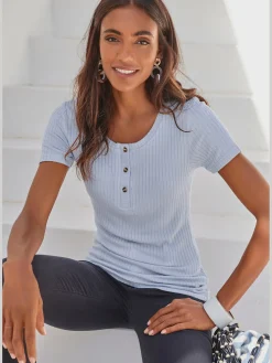 T-shirt petite patte de boutonnage avec boutons imitation corne