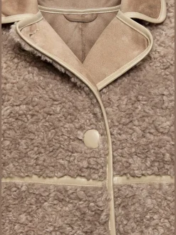 Veste imitation fourrure fermeture par 3 boutons recouverts de tissu