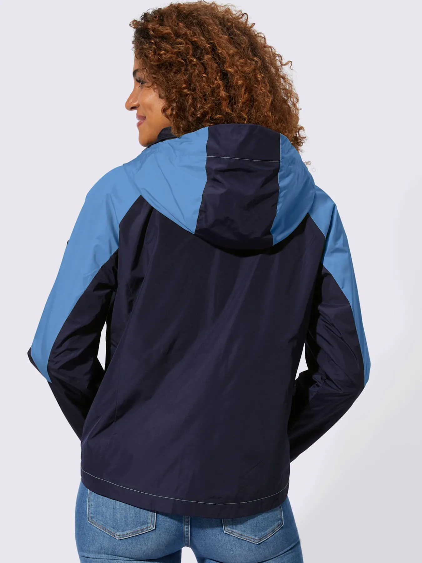 Veste technique capuche amovible grâce à une glissière